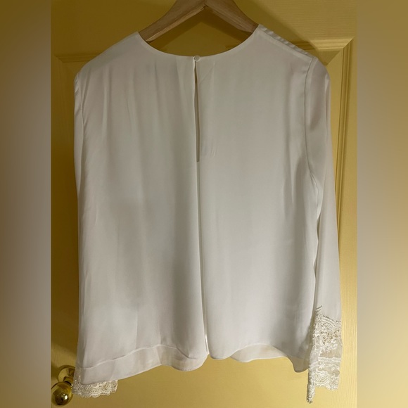 White blouse detailed cuffs - Picture 6 of 6